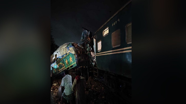 খুলনায় ট্রেন-ট্রাক সংঘর্ষে হতাহতের শঙ্কা, রেল যোগাযোগ বন্ধ