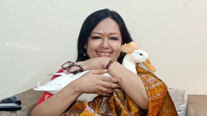 হাঁস কোলে নিয়ে সংবাদ সম্মেলনে এসে যা বললেন রুমিন ফারহানা