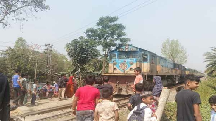 চার ঘণ্টা পর ঢাকার সঙ্গে উত্তরবঙ্গের রেল যোগাযোগ শুরু চার ঘণ্টা পর ঢাকার সঙ্গে উত্তরবঙ্গের রেল যোগাযোগ শুরু