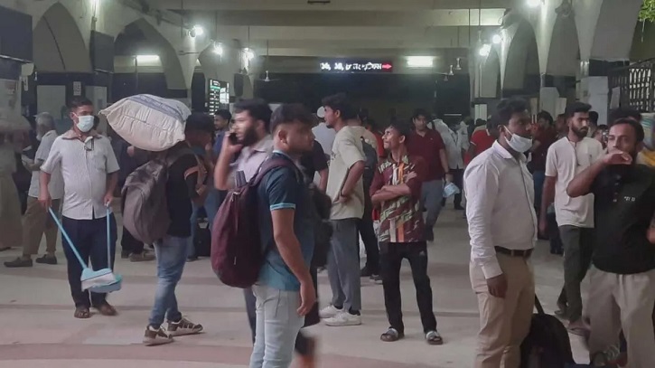 রেলওয়ে স্টেশনে ঘরমুখো মানুষের উপচে পড়া ভিড়
