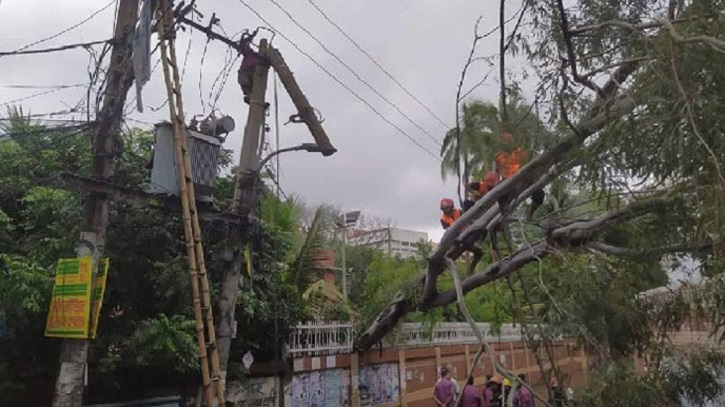 ঘূর্ণিঝড় রিমালের তাণ্ডবে ১ কোটি ৩১ লাখ গ্রাহক বিদ্যুৎহীন ঘূর্ণিঝড় রিমালের তাণ্ডবে ১ কোটি ৩১ লাখ গ্রাহক বিদ্যুৎহীন