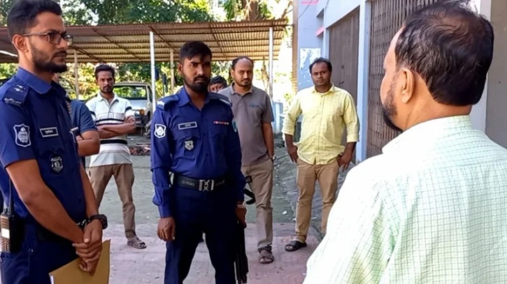 নৈশপ্রহরীকে অস্ত্রের মুখে জিম্মি করে পিডিবি অফিসে ডাকাতি নৈশপ্রহরীকে অস্ত্রের মুখে জিম্মি করে পিডিবি অফিসে ডাকাতি
