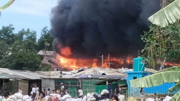 রোহিঙ্গা ক্যাম্পে লাগা আগুনে ৫ শতাধিক শেড পুড়ে ছাই রোহিঙ্গা ক্যাম্পে লাগা আগুনে ৫ শতাধিক শেড পুড়ে ছাই