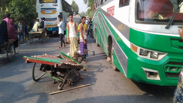 বাসচাপায় একই পরিবারের তিনজনসহ নিহত ৪
