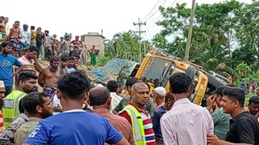 ধান বোঝাই ট্রাক নিয়ন্ত্রণ হারিয়ে দুই শ্রমিক নিহত