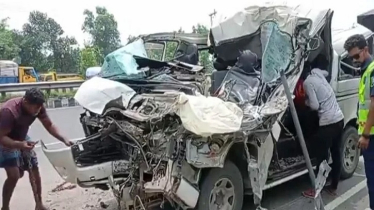 ট্রাকের পেছনে মাইক্রোবাসের ধাক্কা, দুই ছেলেসহ বাবা নিহত