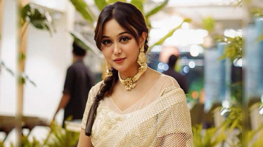 অল্পের জন্য বড় বিপদ থেকে রক্ষা পেলেন অভিনেত্রী চমক