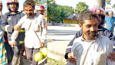 ডাব খেয়ে গাছের ওপরেই ঘুম, উদ্ধার করলো ফায়ার সার্ভিস ডাব খেয়ে গাছের ওপরেই ঘুম, উদ্ধার করলো ফায়ার সার্ভিস