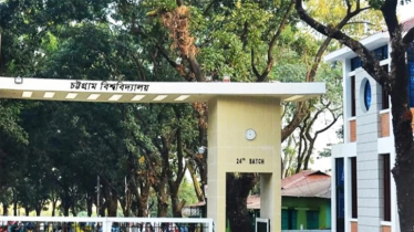 শিক্ষার্থীর ওপর স্থানীয়দের হামলার প্রতিবাদ, চবির মূল ফটকে তালা