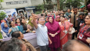 ঢাকা মেডিকেল কলেজে শিক্ষার্থীদের সঙ্গে সেলফিতে প্রধানমন্ত্রী