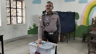 ভোট দিলেন ডিএমপি কমিশনার