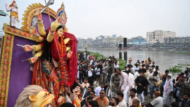 বিসর্জনের মধ্য দিয়ে শেষ হলো শারদীয় দুর্গোৎসব বিসর্জনের মধ্য দিয়ে শেষ হলো শারদীয় দুর্গোৎসব