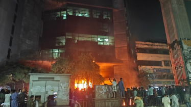 প্রথম আলোর পর ডেইলি স্টারের কার্যালয়ে হামলা প্রথম আলোর পর ডেইলি স্টারের কার্যালয়ে হামলা