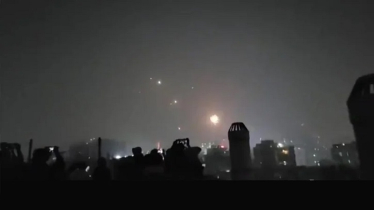 নিষেধাজ্ঞা উপেক্ষা করে আতশবাজির ঝলকানিতে নতুন বছরকে আলিঙ্গন