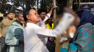 ভোটকেন্দ্রের সামনে নারী স্বতন্ত্র প্রার্থীকে মারধর