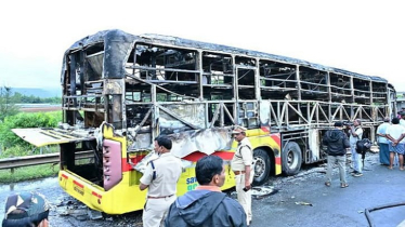 ভারতে মোটরসাইকেলের সঙ্গে সংঘর্ষের পর বাসে আগুন, নিহত অন্তত ২০