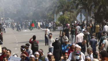 যমুনার সামনে পুলিশের সঙ্গে সরকারি চাকরিজীবীদের সংঘর্ষ, আহত ১৫ 