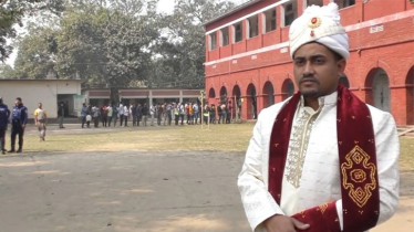 বিয়ের সাজে ভোটকেন্দ্রে বর বললেন, আগে ভোট পরে বিয়ে