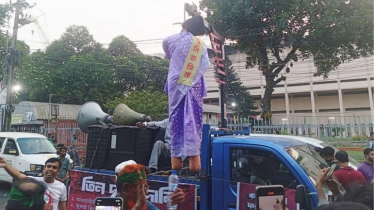 ফাঁসিতে ঝুলছে শেখ হাসিনার প্রতিকৃতি