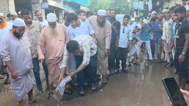 সড়কে মাছ ছেড়ে প্রতিবাদ হাসনাত আবদুল্লাহর 