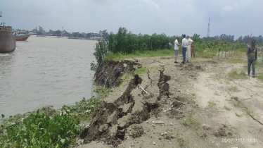 অপরিকল্পিত ড্রেজিংয়ে ধলেশ্বরী নদীতে ভাঙন, ঝুঁকিতে শিল্প কারখানা