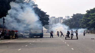 ‘জুলাই যোদ্ধাদের’ সঙ্গে পুলিশের ধাওয়া-পাল্টা ধাওয়া, গাড়ি ভাঙচুর