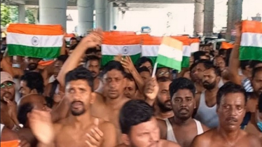 অর্ধনগ্ন অবস্থায় চাকরিহারা শিক্ষকদের মিছিল