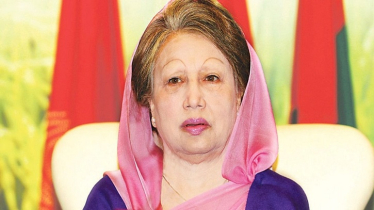 আঙ্গুলের ছাপ দিয়ে মনোনয়নপত্র দাখিল করলেন খালেদা জিয়া