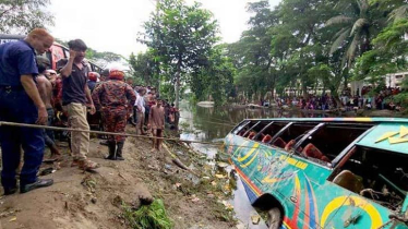 লক্ষ্মীপুরে যাত্রীবাহী বাস খালে পরে নিহত ৫, আহত ১৫