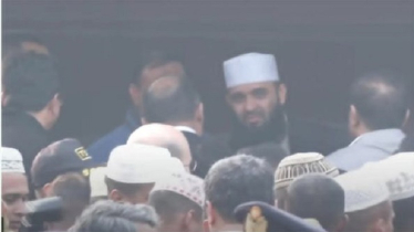 খালেদা জিয়ার কফিন কাঁধে তুলে নিলেন মিজানুর রহমান আজহারী