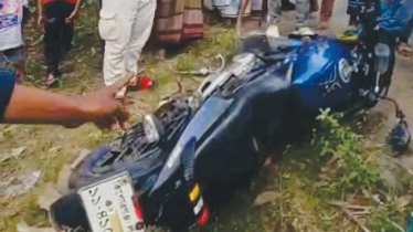 মোটরসাইকেল নিয়ন্ত্রণ হারিয়ে পিকআপের নিচে, নিহত ৩