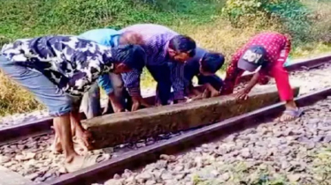 রেললাইনে স্লিপার ফেলে দুর্ঘটনার চেষ্টা, অল্পের জন্য রক্ষা