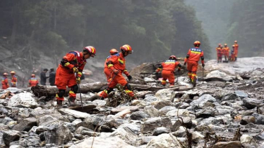 নেপালে লাশ দাফন শুরু, নিখোঁজ হাজারো মানুষের সন্ধানে উদ্ধারকর্মীরা