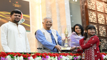 `নতুন কুঁড়ি`র বিজয়ীদের হাতে পুরস্কার তুলে দিলেন প্রধান উপদেষ্টা