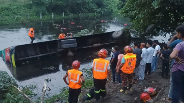 নারায়ণগঞ্জে বাস উল্টে খাদে, নারী-শিশুসহ আহত ১০