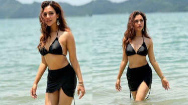 সমুদ্র পাড়ে সাহসী রূপে উষ্ণতা ছড়ালেন নুসরাত 