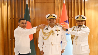 নবনিযুক্ত নৌবাহিনী প্রধানকে র‍্যাংক ব্যাজ পরালেন প্রধানমন্ত্রী