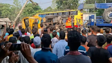 বাঁশবোঝাই ট্রাকের ধাক্কায় উল্টে গেল ভ্যান, স্কুলশিক্ষার্থীসহ নিহত বাঁশবোঝাই ট্রাকের ধাক্কায় উল্টে গেল ভ্যান, স্কুলশিক্ষার্থীসহ নিহত