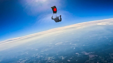 বিজয় দিবসে সর্বাধিক পতাকা হাতে প্যারাস্যুটিং, বিশ্বরেকর্ড গড়ার প্রস্তুতি