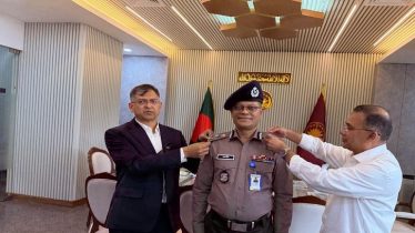 নতুন আইজিপিকে র‍্যাংক ব্যাজ পরিয়ে দিলেন প্রধানমন্ত্রী