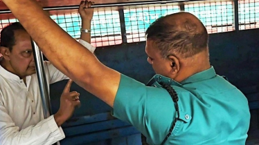 প্রিজন ভ্যানে দাঁড়িয়ে থাকা নিয়ে ইনুর সঙ্গে পুলিশ সদস্যের বাগবিতণ্ডা প্রিজন ভ্যানে দাঁড়িয়ে থাকা নিয়ে ইনুর সঙ্গে পুলিশ সদস্যের বাগবিতণ্ডা