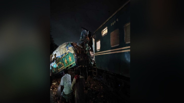 খুলনায় ট্রেন-ট্রাক সংঘর্ষে হতাহতের শঙ্কা, রেল যোগাযোগ বন্ধ