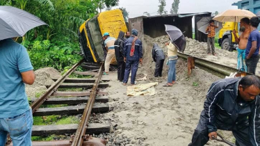 বালু ভর্তি ট্রাক উল্টে সারাদেশের সঙ্গে রেল যোগাযোগ বন্ধ