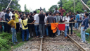 রাবি শিক্ষার্থীকে মারধরের অভিযোগে রাজশাহীতে রেললাইন অবরোধ