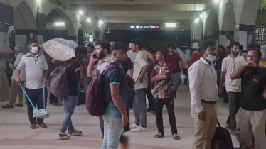 রেলওয়ে স্টেশনে ঘরমুখো মানুষের উপচে পড়া ভিড়
