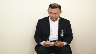 মায়ের কফিনের পাশে কোরআন তেলাওয়াত করছেন তারেক রহমান