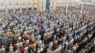 প্রথম তারাবির নামাজে মুসল্লির ঢল