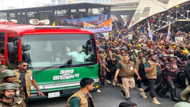 পথের দু’ধারে জনস্রোত, হাত নেড়ে অভিবাদন জানাচ্ছেন তারেক রহমান