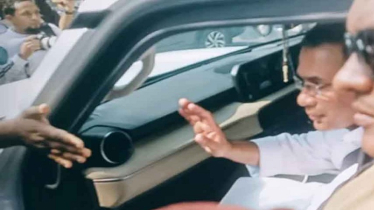 জুমার নামাজে যাওয়ার পথে এলাকাবাসীর সঙ্গে কুশল বিনিময় তারেক রহমানের