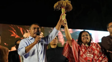 তুলির হাতে ধানের শীষ তুলে দিয়ে যা বললেন তারেক রহমান